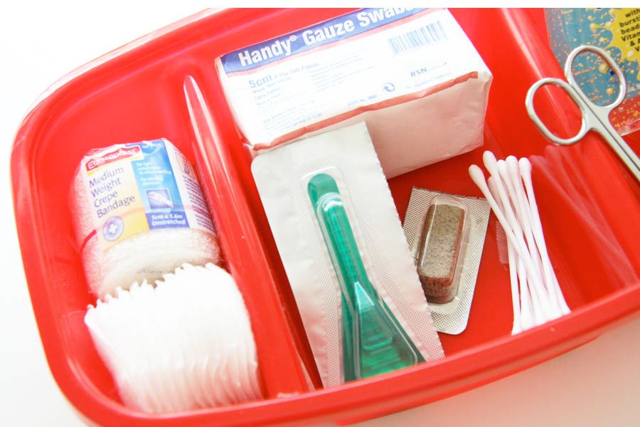 DIY Pet First Aid Kit - A full tutorial and checklist on how to make your own DIY Pet First Aid Kit for pet related emergencies and accidents. Includes pet medical tips. | Pretty Fluffy