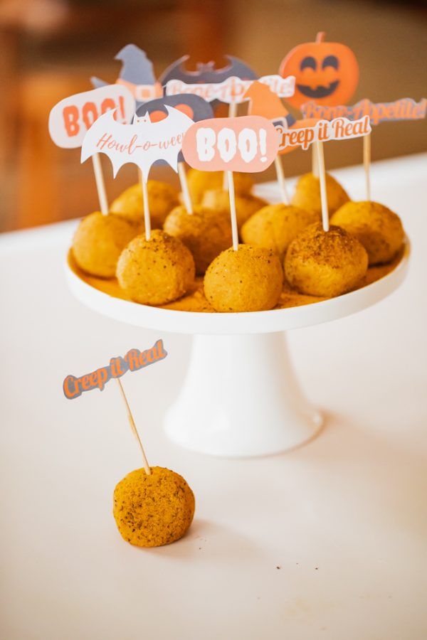 Sweet & Spooky No Bake Halloween Pumpkin Dog Treats (with Printable Toppers!)