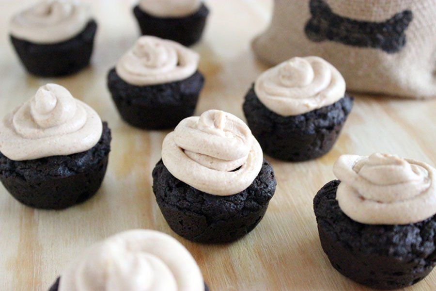 Simple and tasty carob pupcakes dog treat recipe for your dog that you can make in less than 15 minutes! Featuring all natural ingredients - get the free tutorial here.