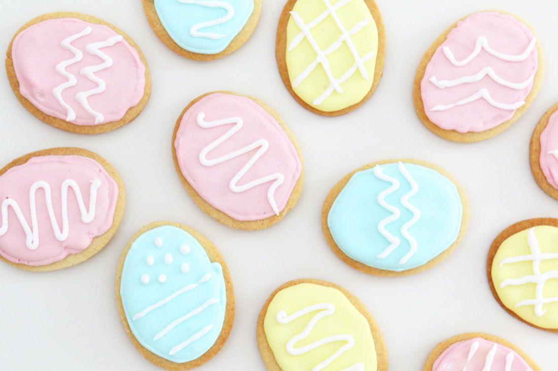 Easter treats for dogs: 12 recipes that your dog will love! These homemade dog treats are healthy, yummy and super easy to make. Grab the free recipes here