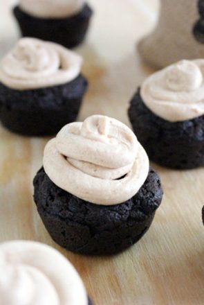 Simple and tasty carob pupcakes dog treat recipe for your dog that you can make in less than 15 minutes! Featuring all natural ingredients - get the free tutorial here.