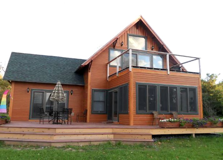 All the necessary information about traveling with pets, from travel procedures and airline guidance to the ultimate guide for glamping with dogs.