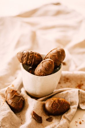 Fun & Easy DIY Easter Eggs For Dogs